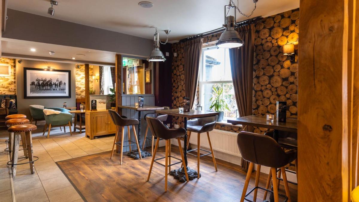 The Dewdrop Inn