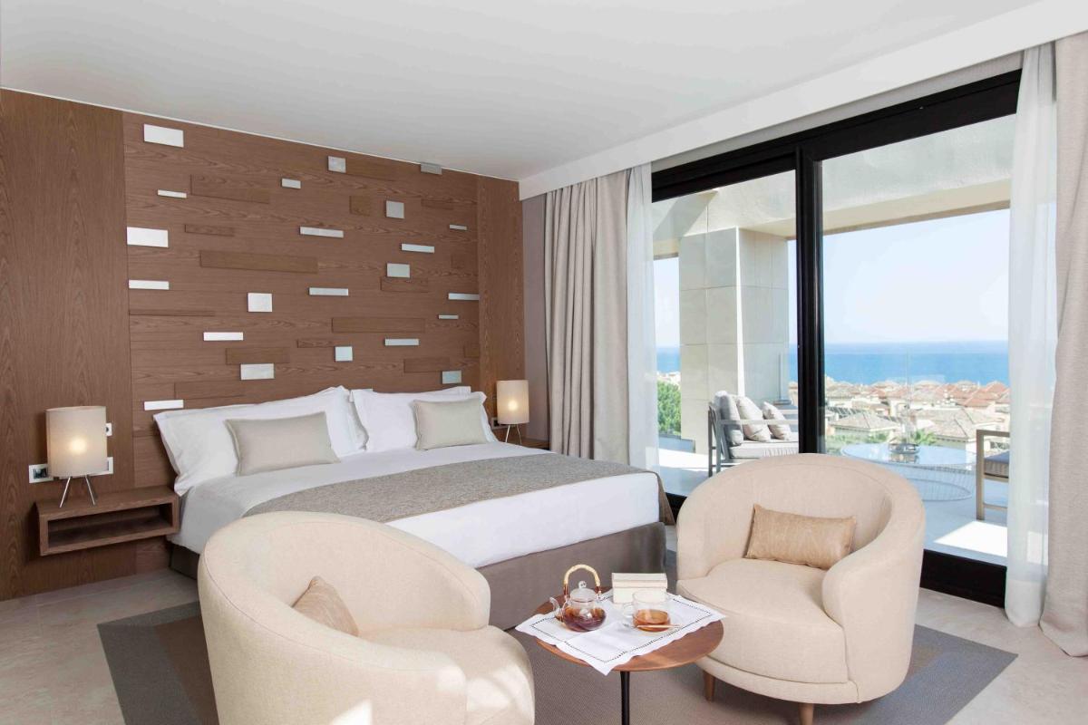 Deluxe Villas by Don Carlos Resort