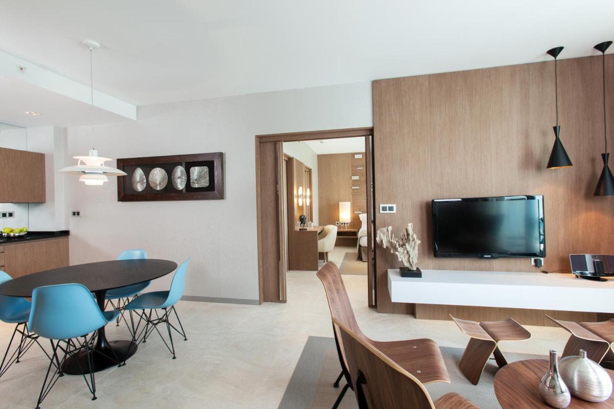 Deluxe Villas by Don Carlos Resort