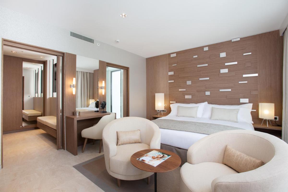 Deluxe Villas by Don Carlos Resort