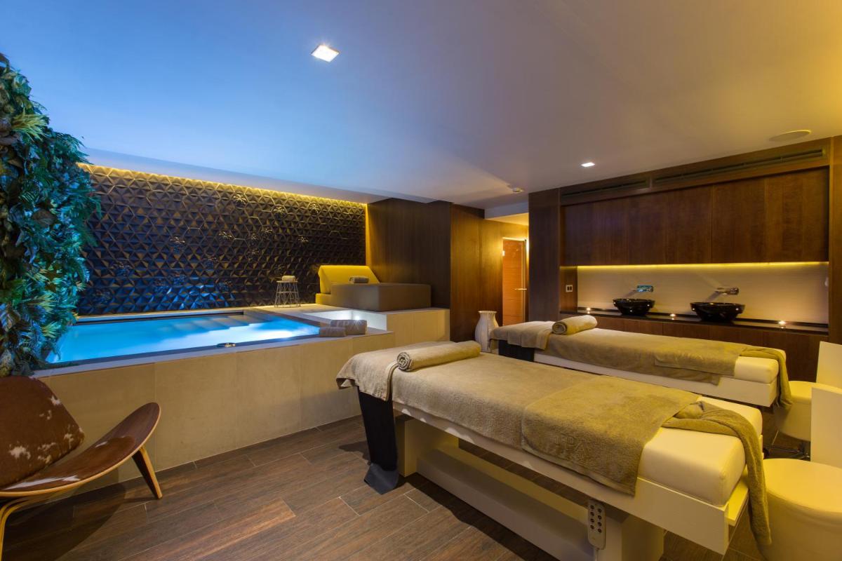 Deluxe Villas by Don Carlos Resort