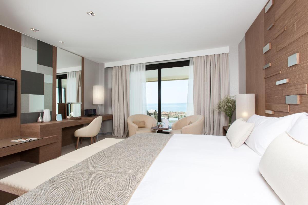 Deluxe Villas by Don Carlos Resort