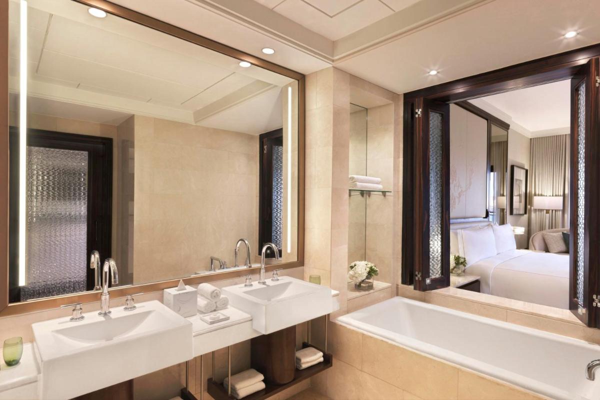 The Ritz-Carlton Abu Dhabi, Grand Canal