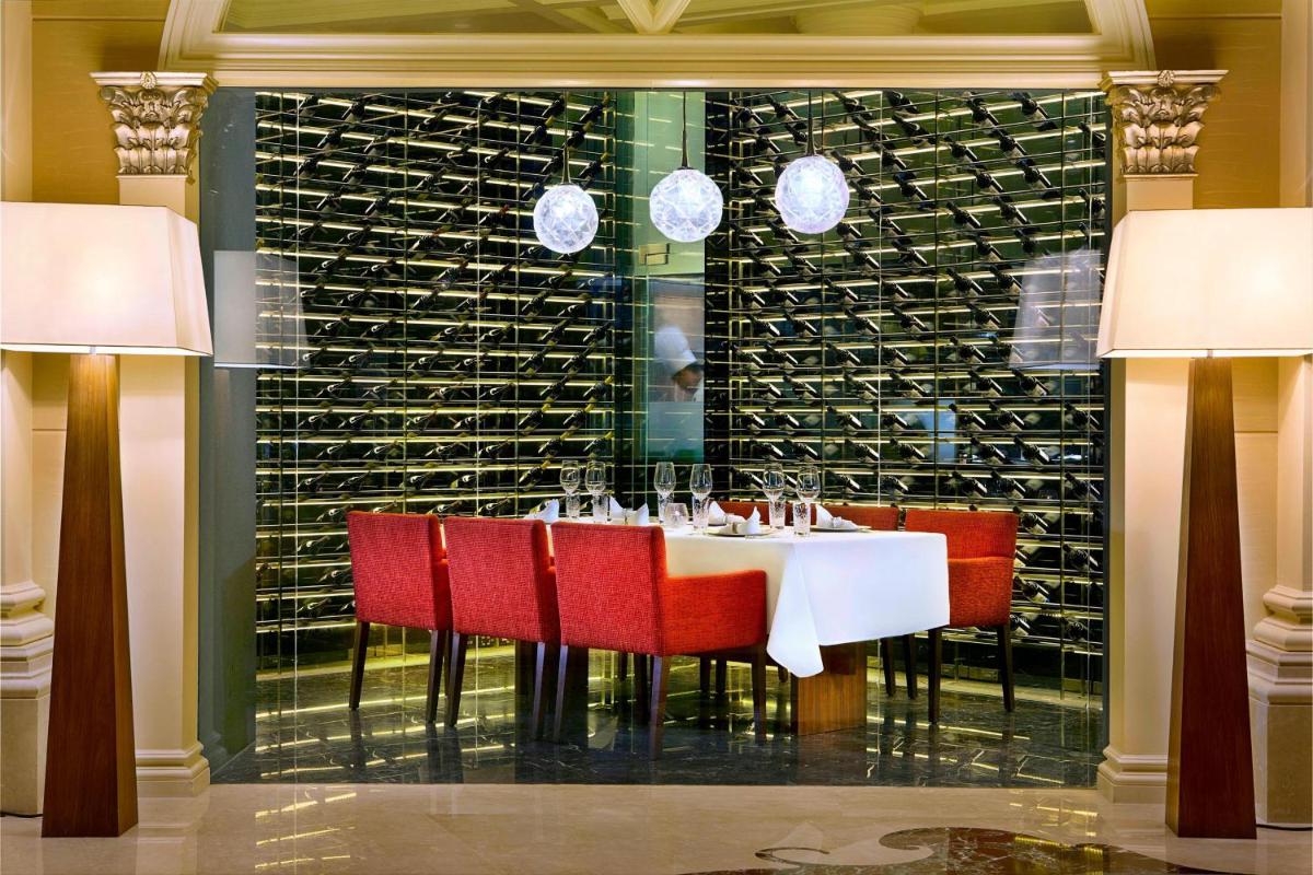 The Ritz-Carlton Abu Dhabi, Grand Canal