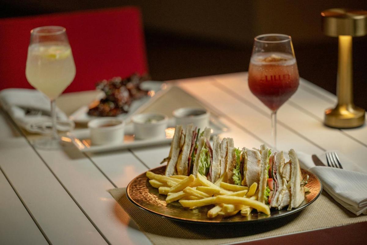 The Ritz-Carlton Abu Dhabi, Grand Canal