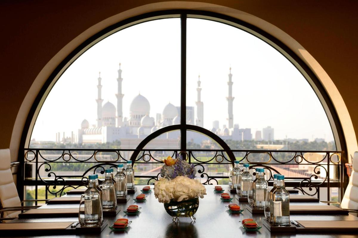 The Ritz-Carlton Abu Dhabi, Grand Canal
