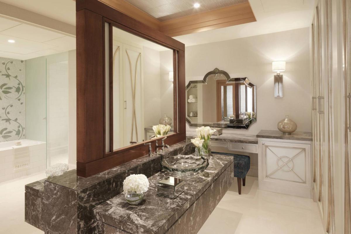 The Ritz-Carlton Abu Dhabi, Grand Canal