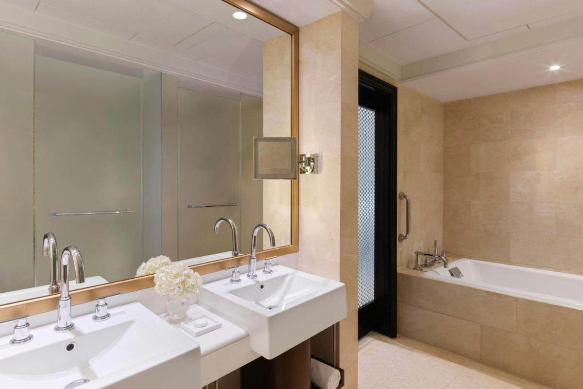 The Ritz-Carlton Abu Dhabi, Grand Canal
