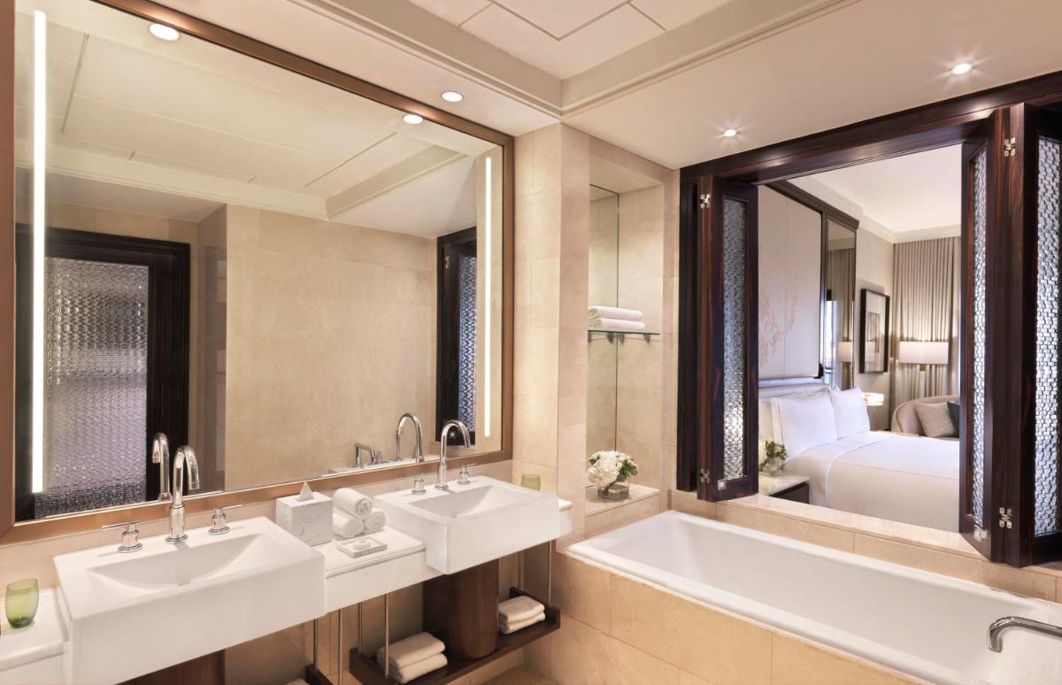 The Ritz-Carlton Abu Dhabi, Grand Canal