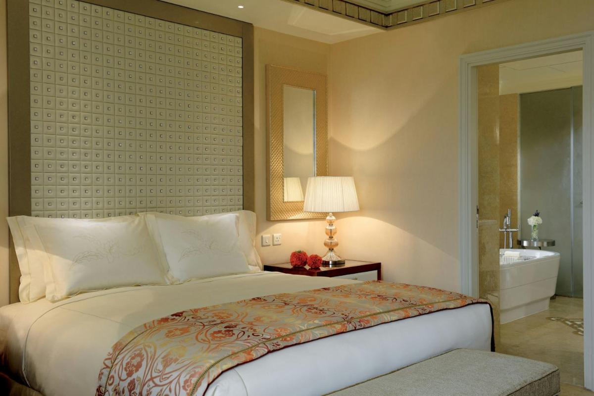 The Ritz-Carlton Abu Dhabi, Grand Canal