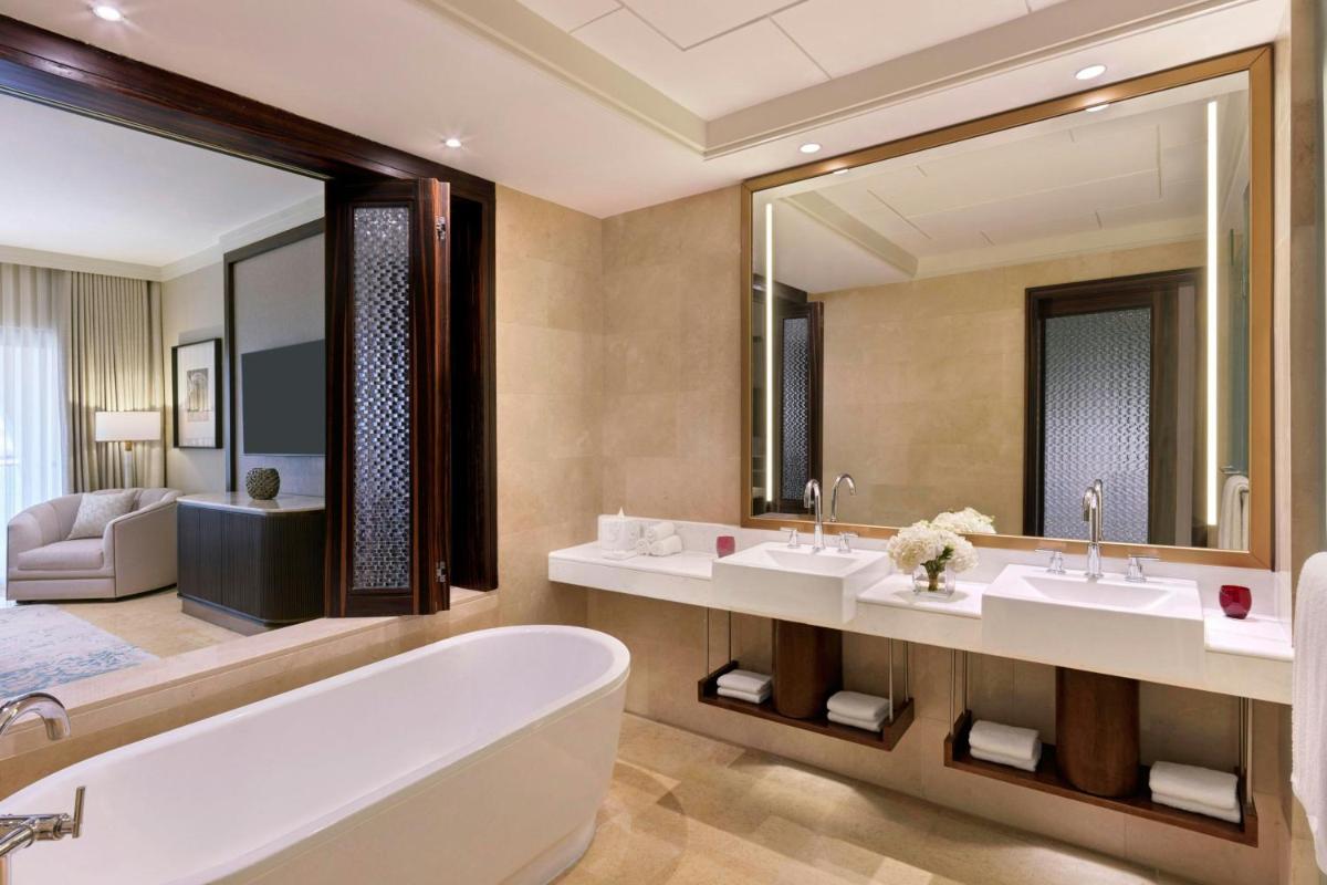 The Ritz-Carlton Abu Dhabi, Grand Canal