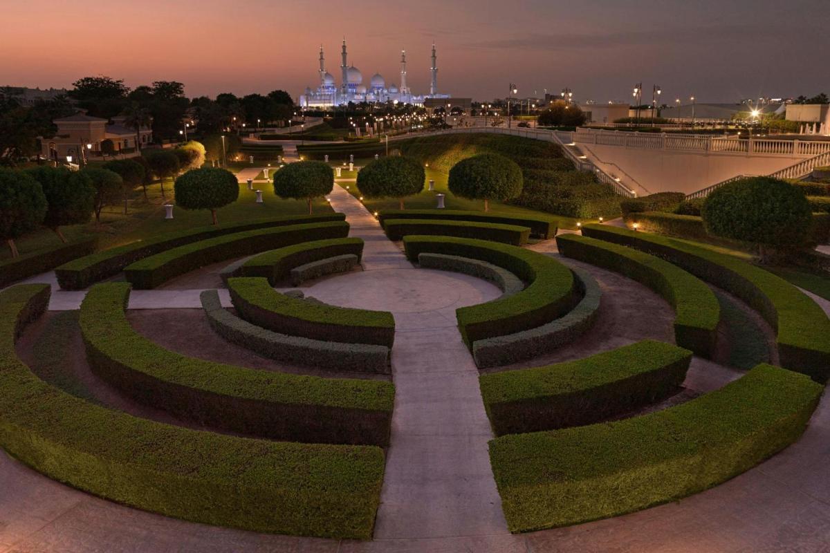 The Ritz-Carlton Abu Dhabi, Grand Canal