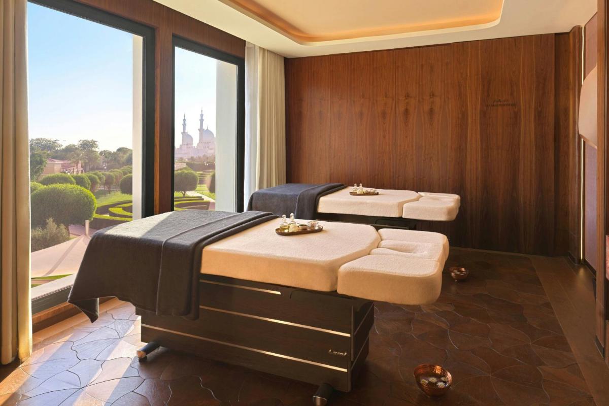 The Ritz-Carlton Abu Dhabi, Grand Canal