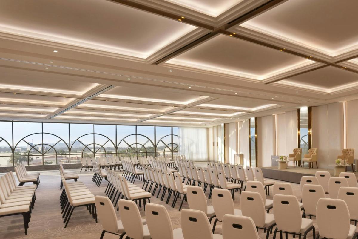 The Ritz-Carlton Abu Dhabi, Grand Canal