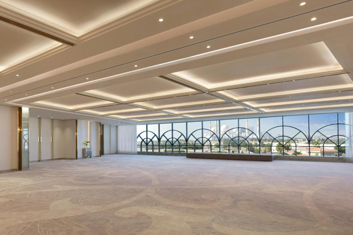 The Ritz-Carlton Abu Dhabi, Grand Canal