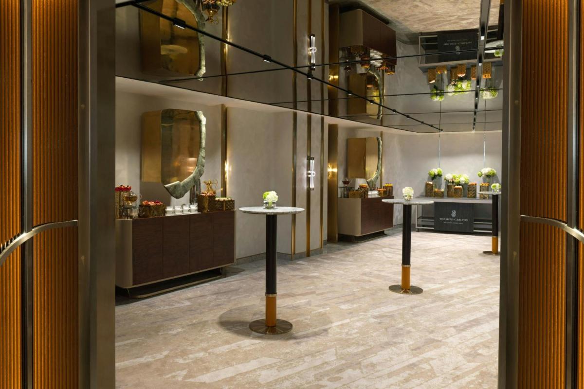 The Ritz-Carlton Abu Dhabi, Grand Canal