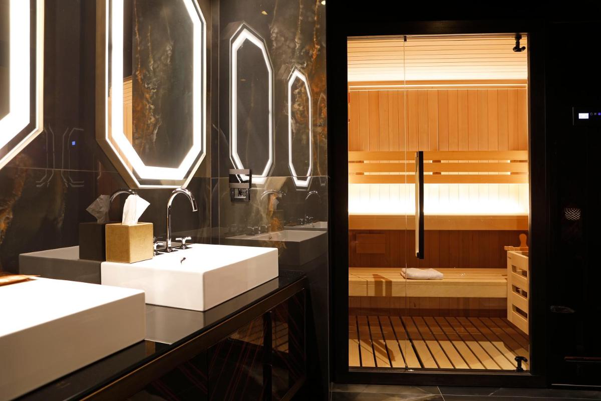 U-Visionary Roma Hotel