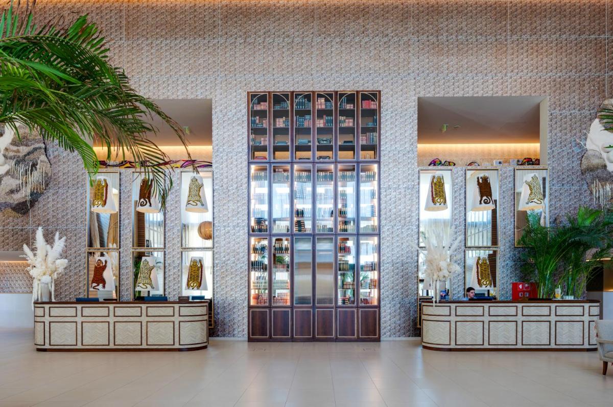 Wine & Books by the Sea, Algarve Resort