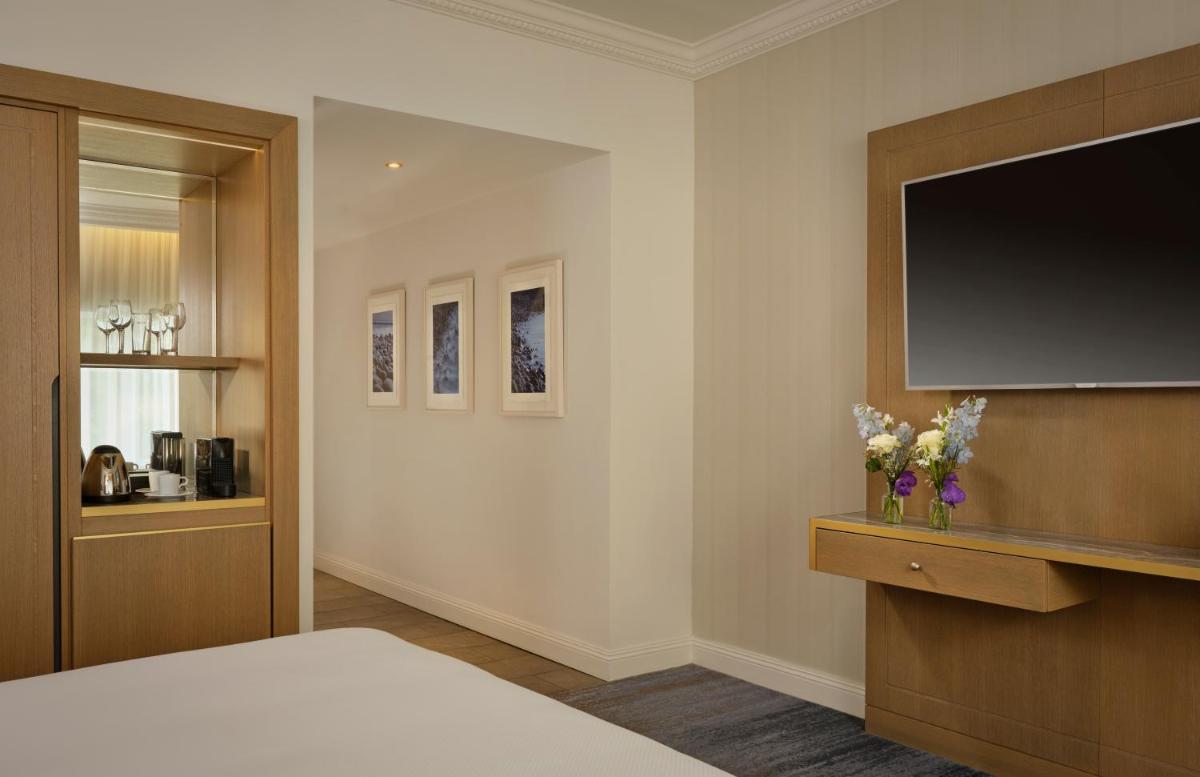 The College Green Dublin Hotel, Autograph Collection