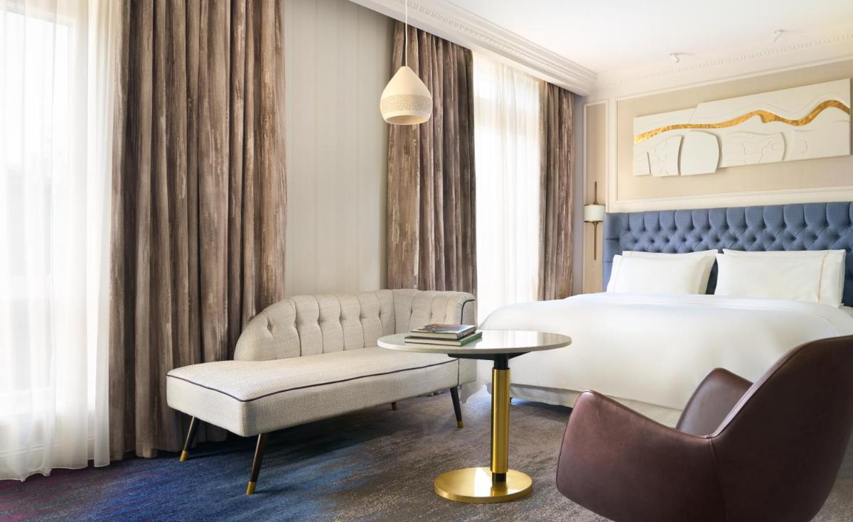 The College Green Dublin Hotel, Autograph Collection