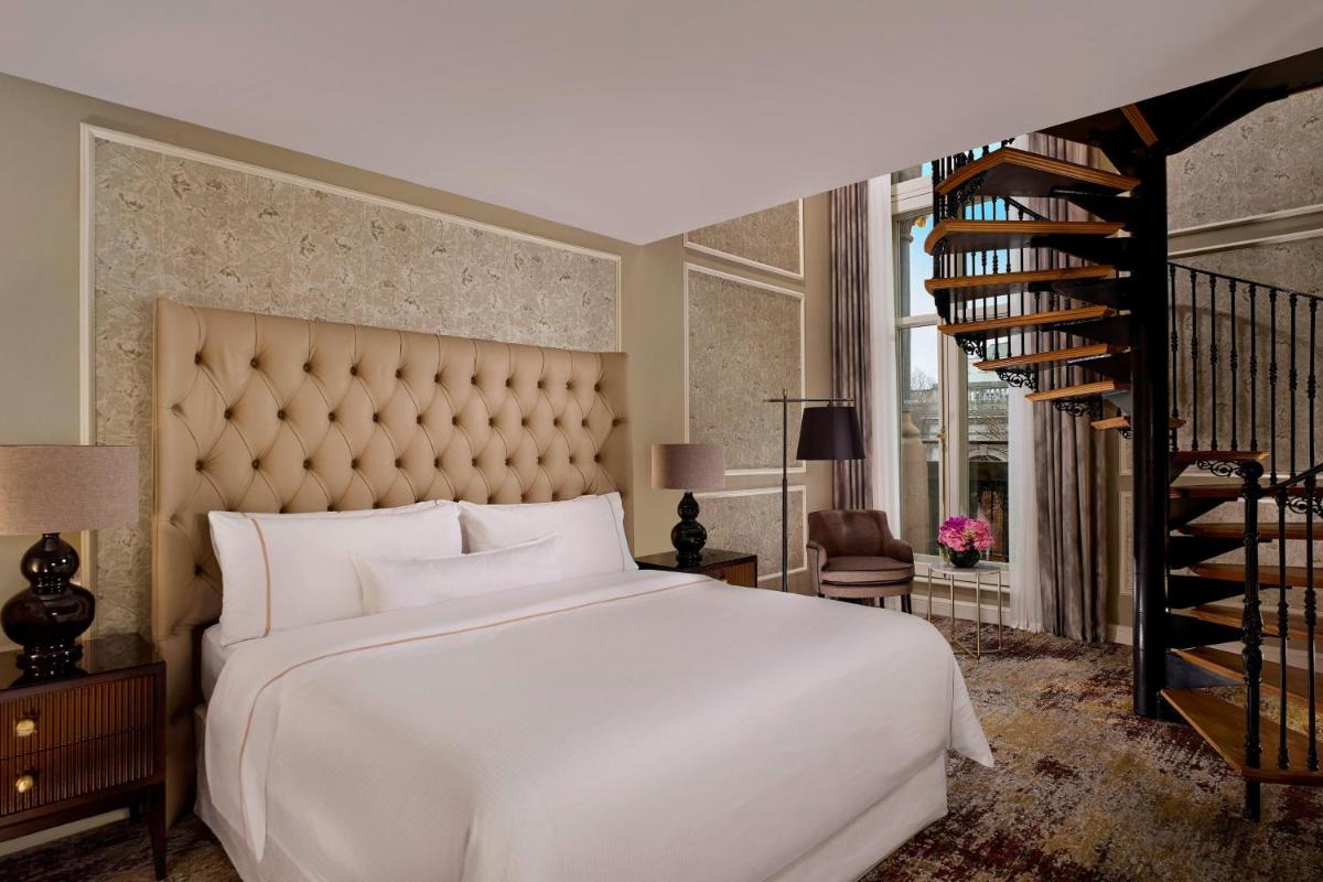 The College Green Dublin Hotel, Autograph Collection