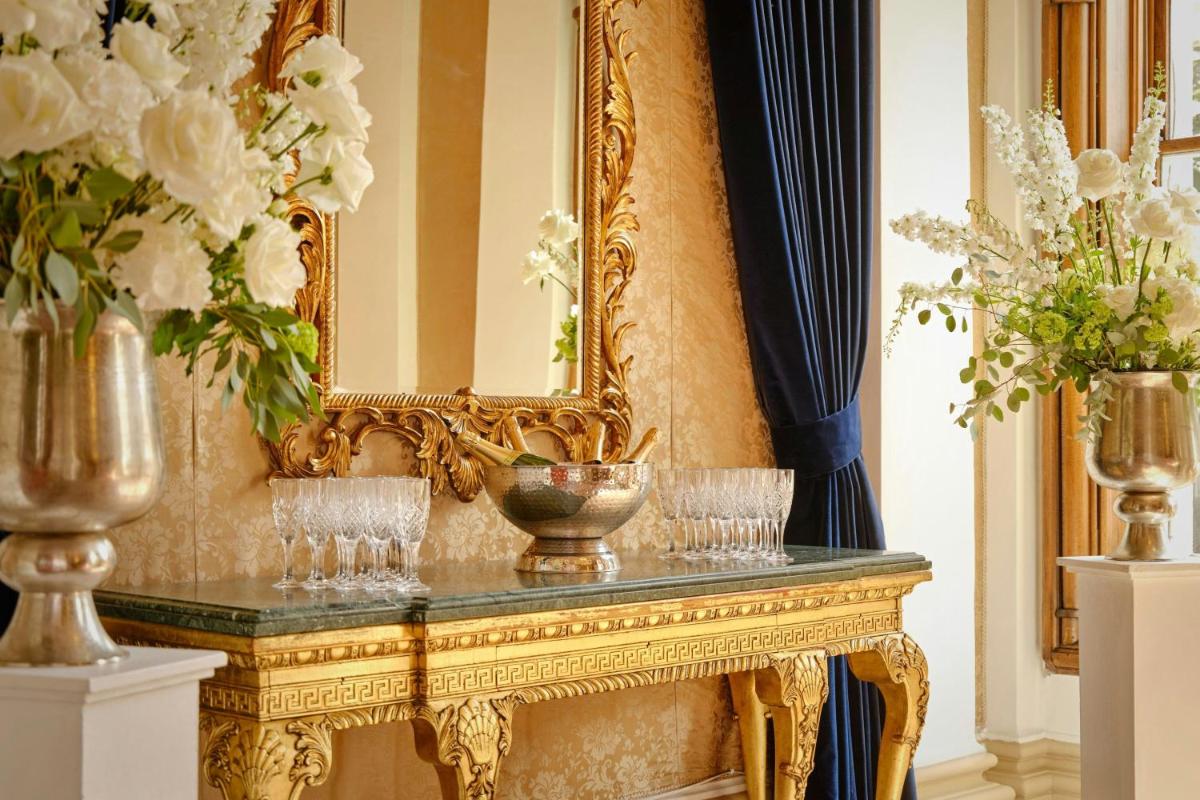 The College Green Dublin Hotel, Autograph Collection