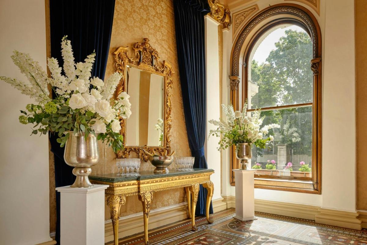 The College Green Dublin Hotel, Autograph Collection