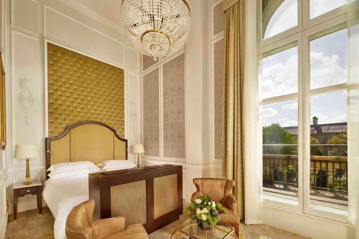The College Green Dublin Hotel, Autograph Collection