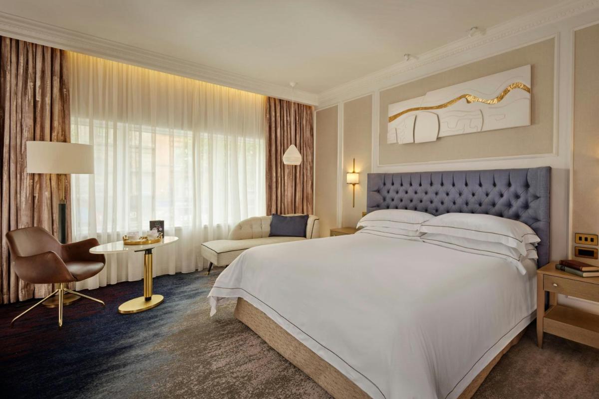 The College Green Dublin Hotel, Autograph Collection