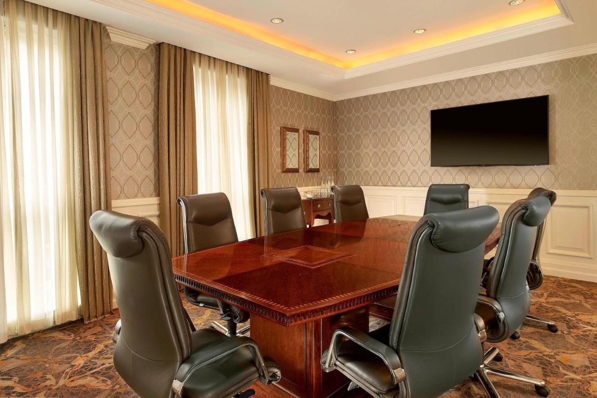 The College Green Dublin Hotel, Autograph Collection