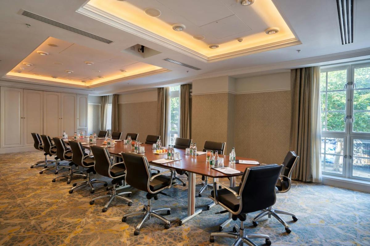 The College Green Dublin Hotel, Autograph Collection