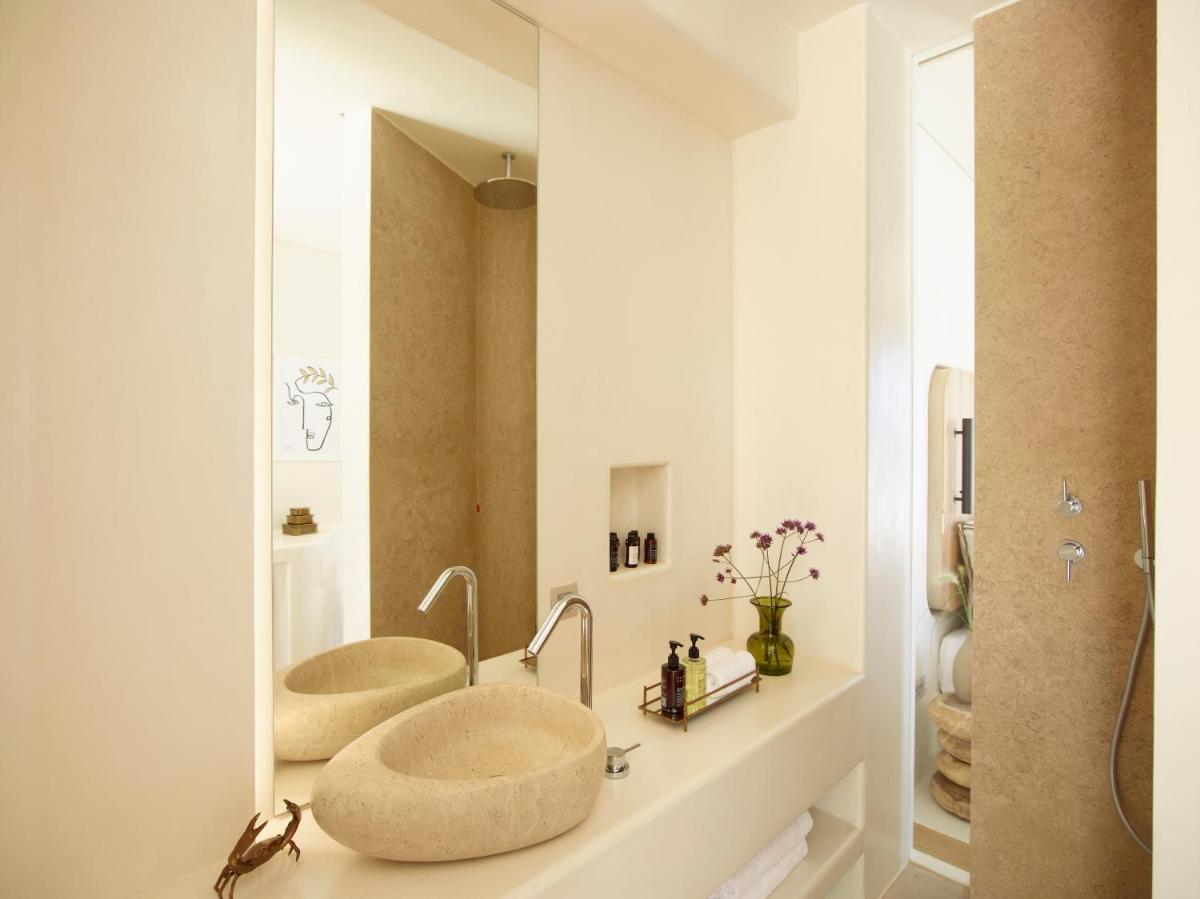 White Pebble Suites