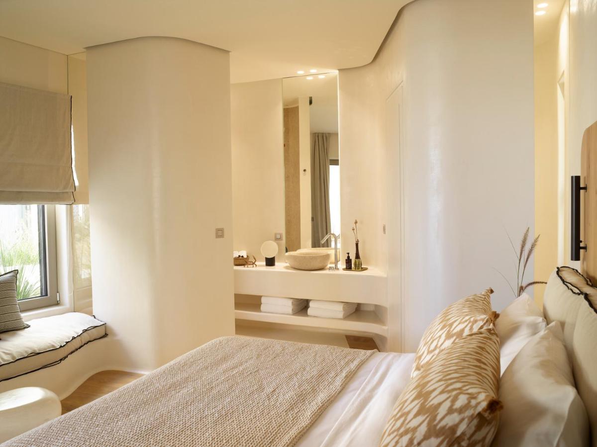 White Pebble Suites