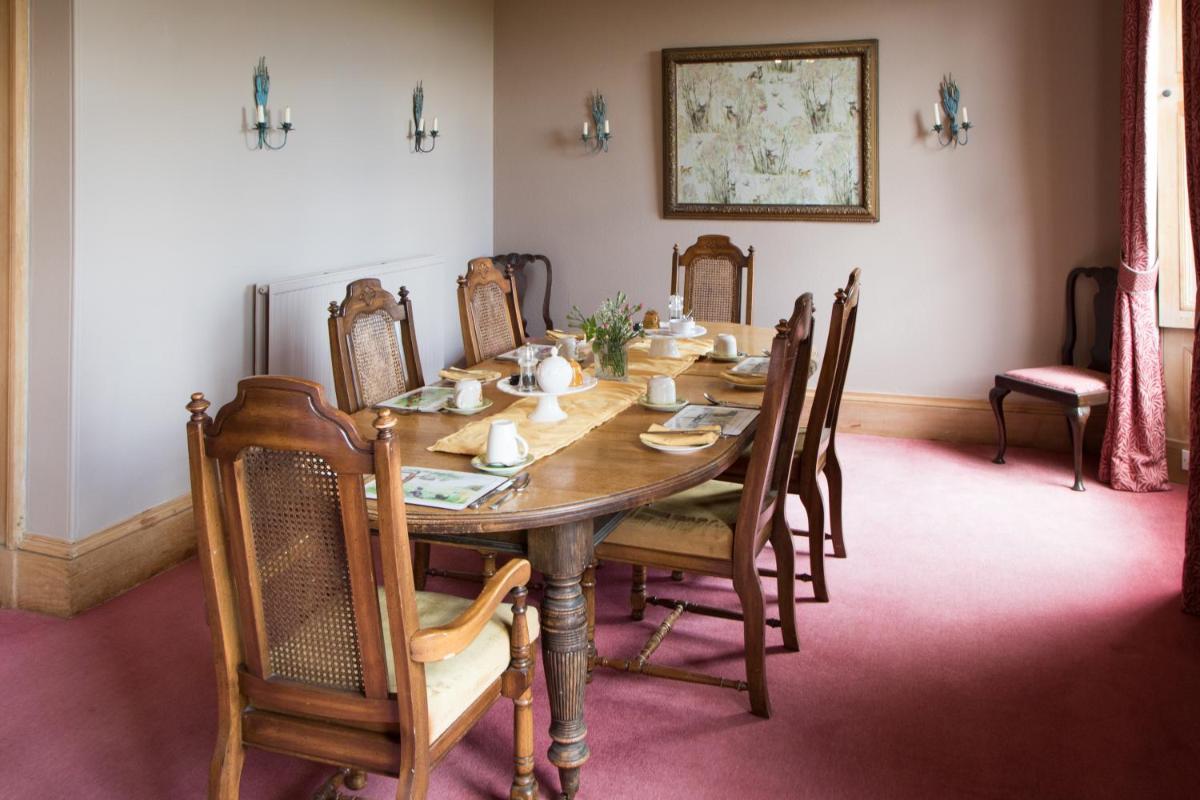 Whitehouse Country House