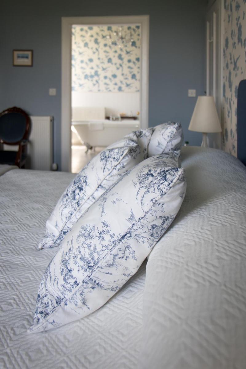 Whitehouse Country House