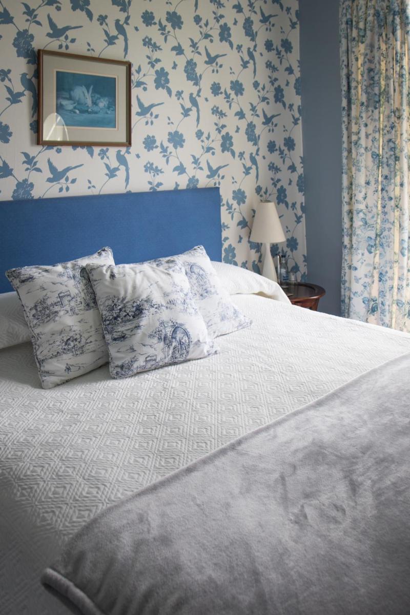 Whitehouse Country House