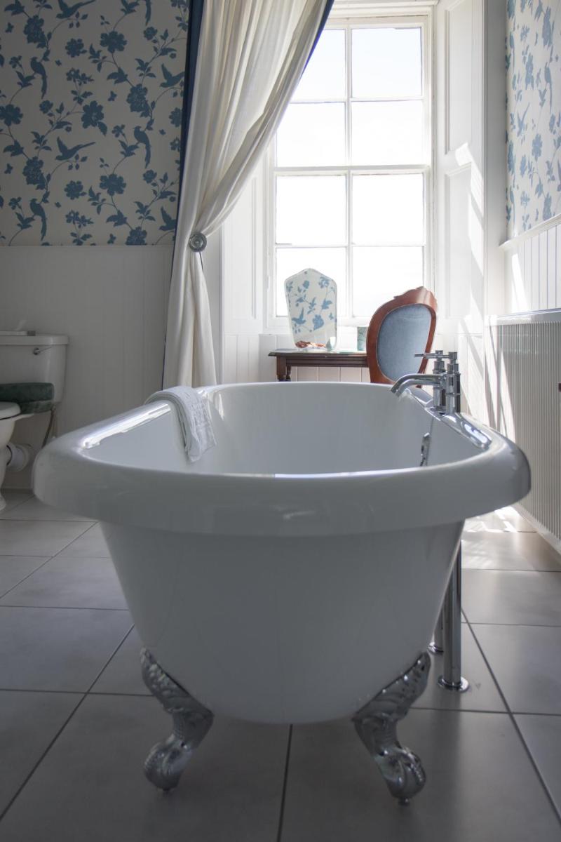 Whitehouse Country House