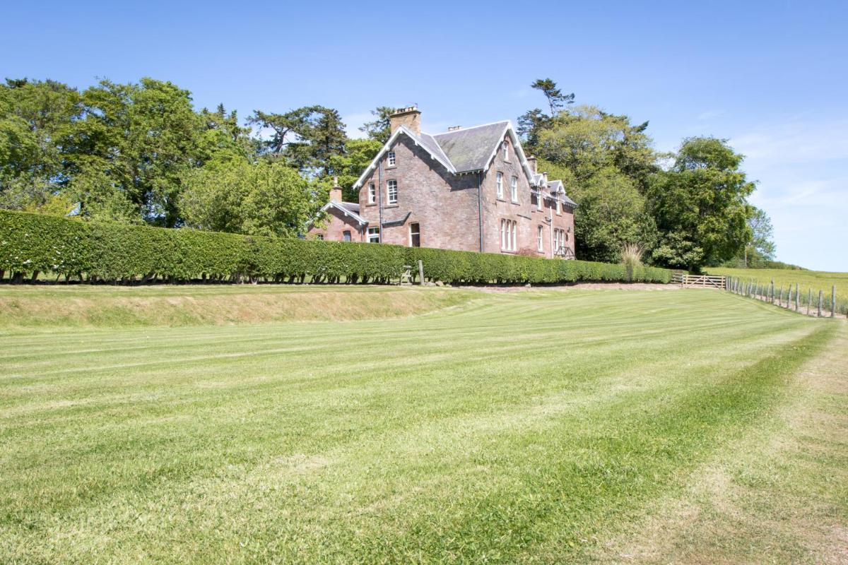 Whitehouse Country House