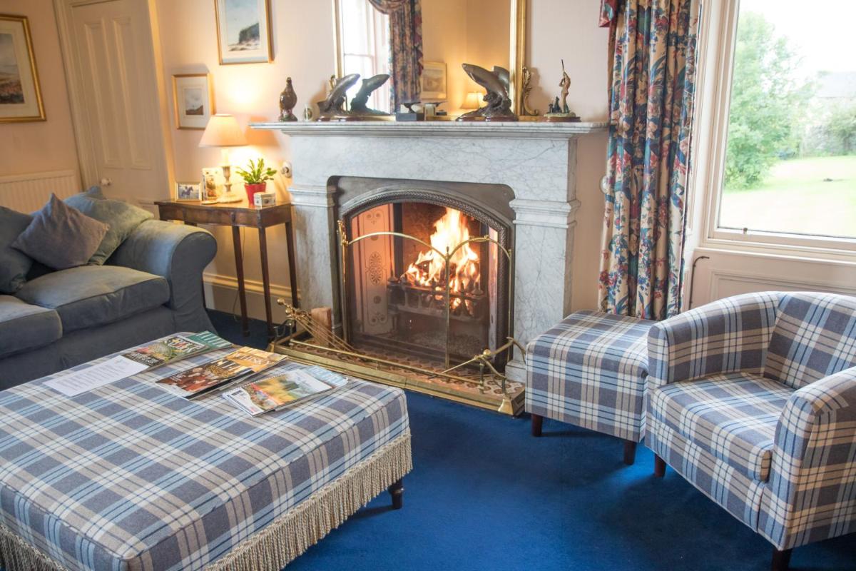 Whitehouse Country House