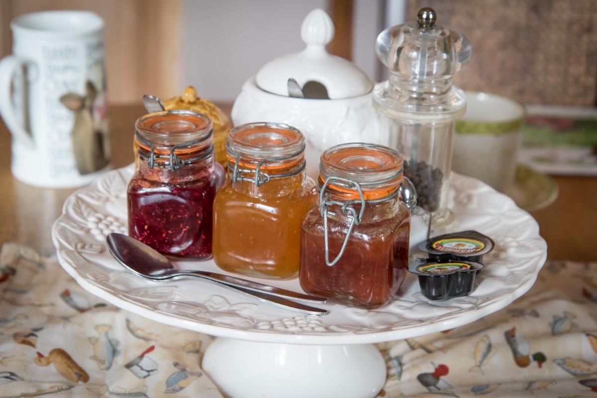 Whitehouse Country House