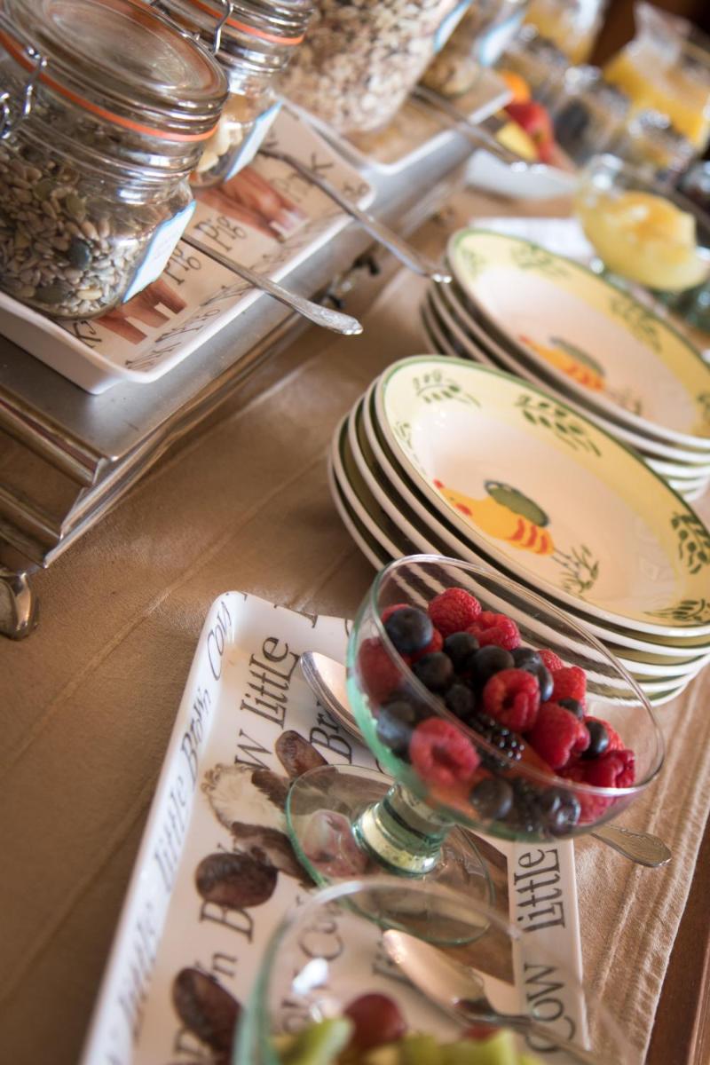 Whitehouse Country House