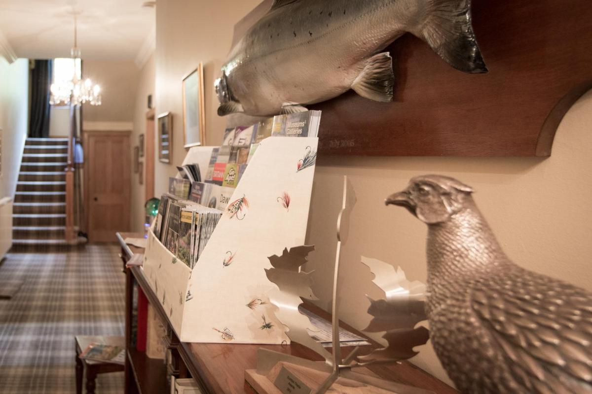 Whitehouse Country House