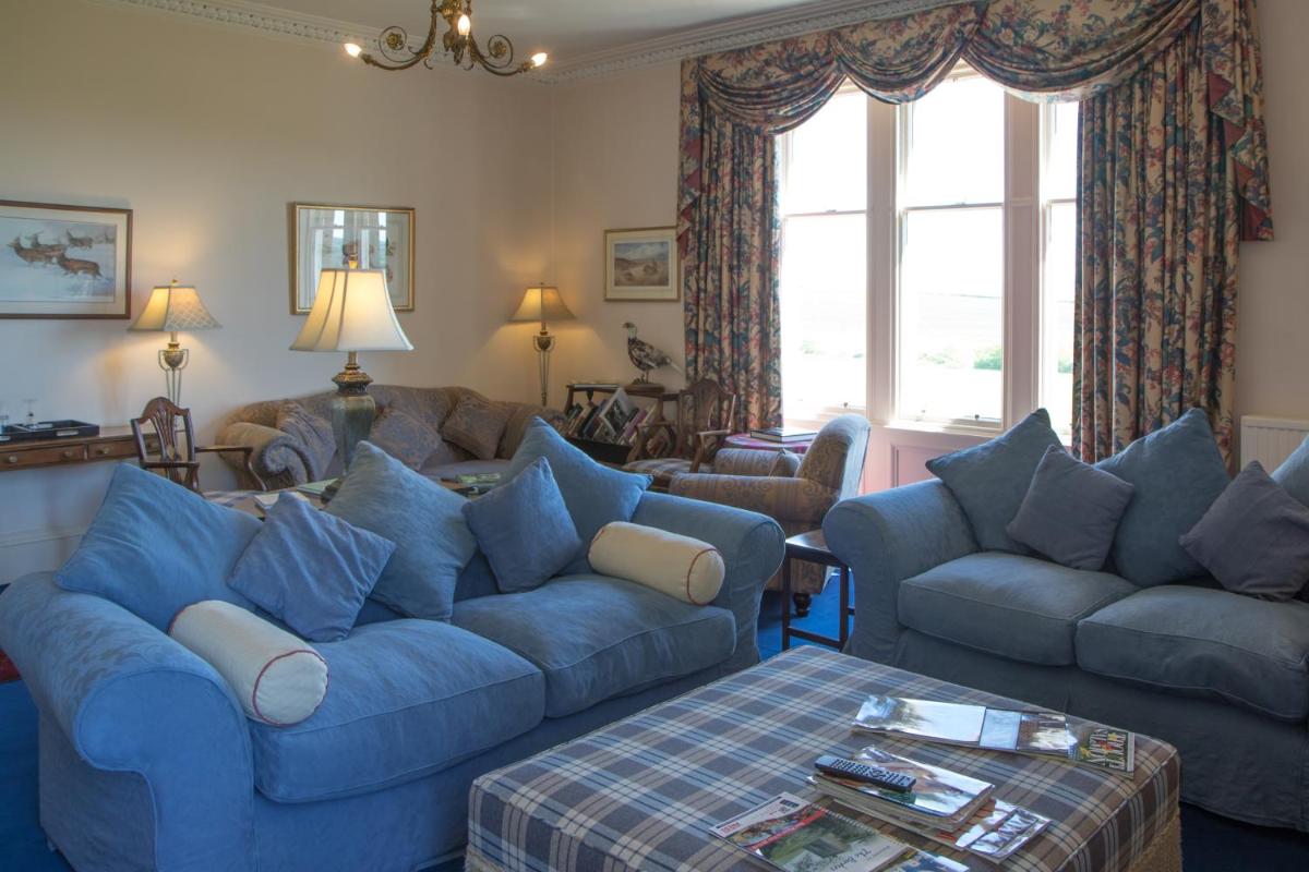 Whitehouse Country House