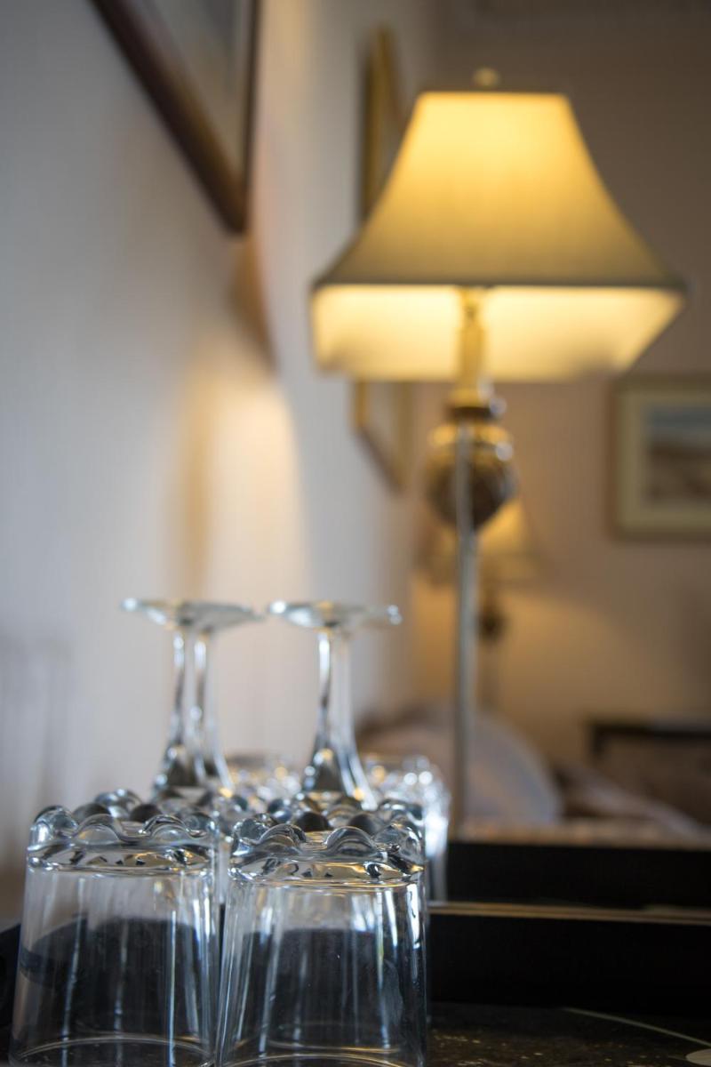 Whitehouse Country House