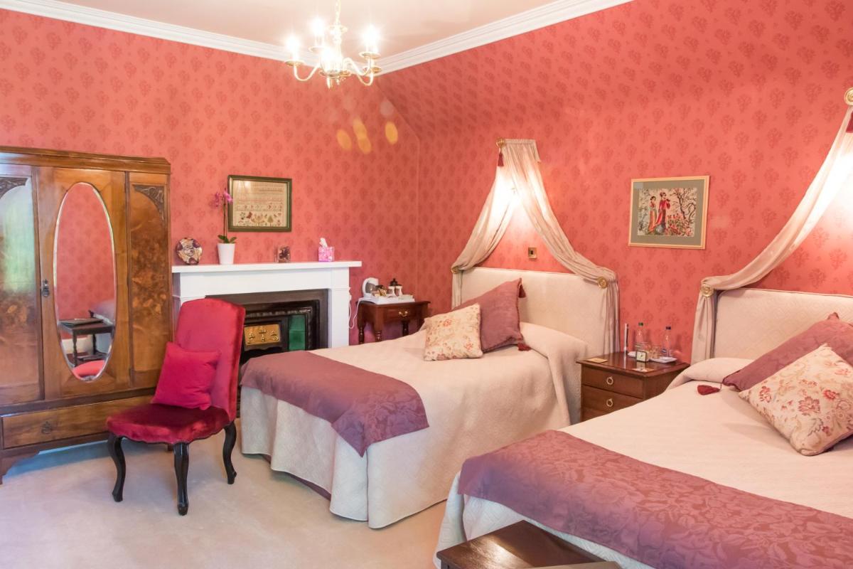 Whitehouse Country House