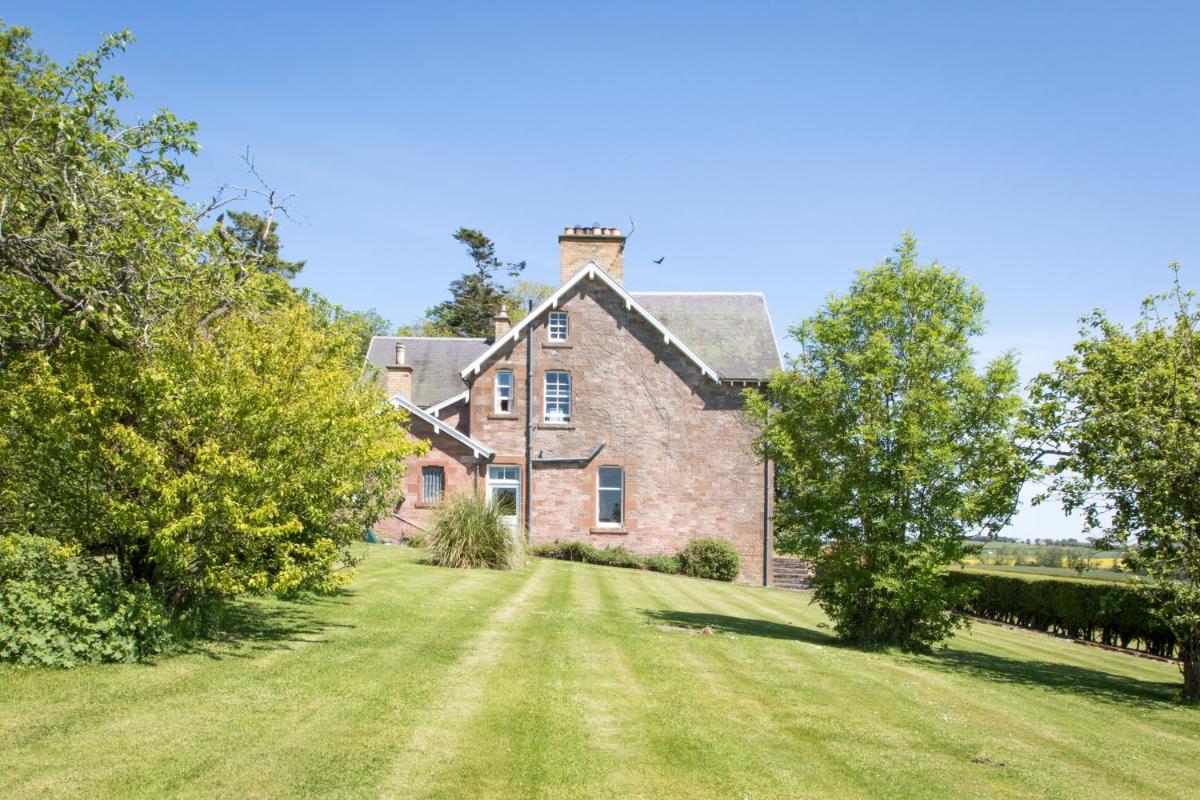 Whitehouse Country House