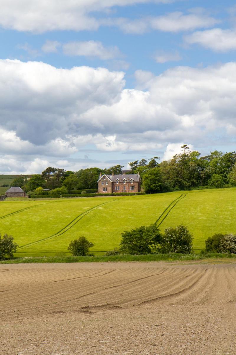 Whitehouse Country House