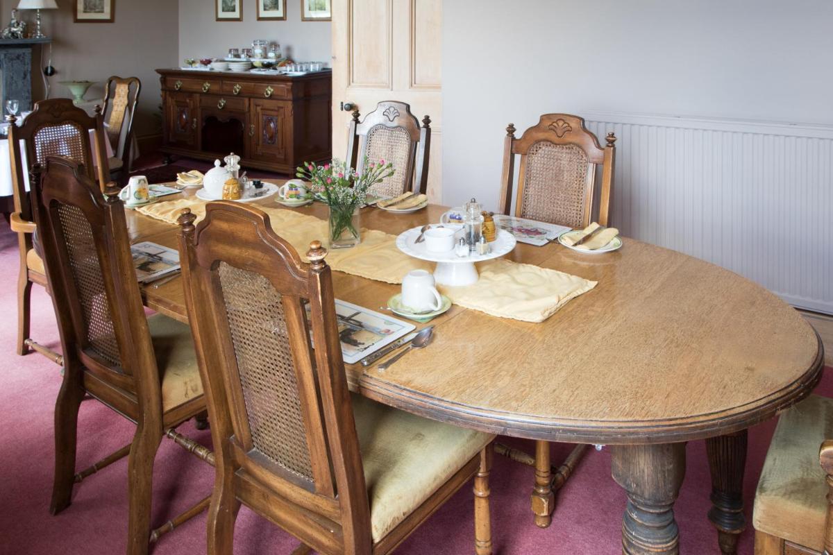 Whitehouse Country House
