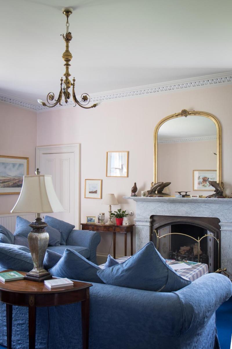Whitehouse Country House