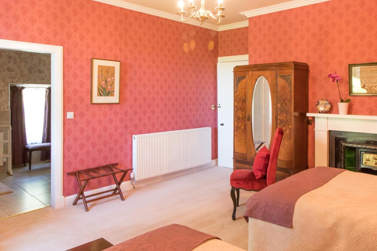 Whitehouse Country House